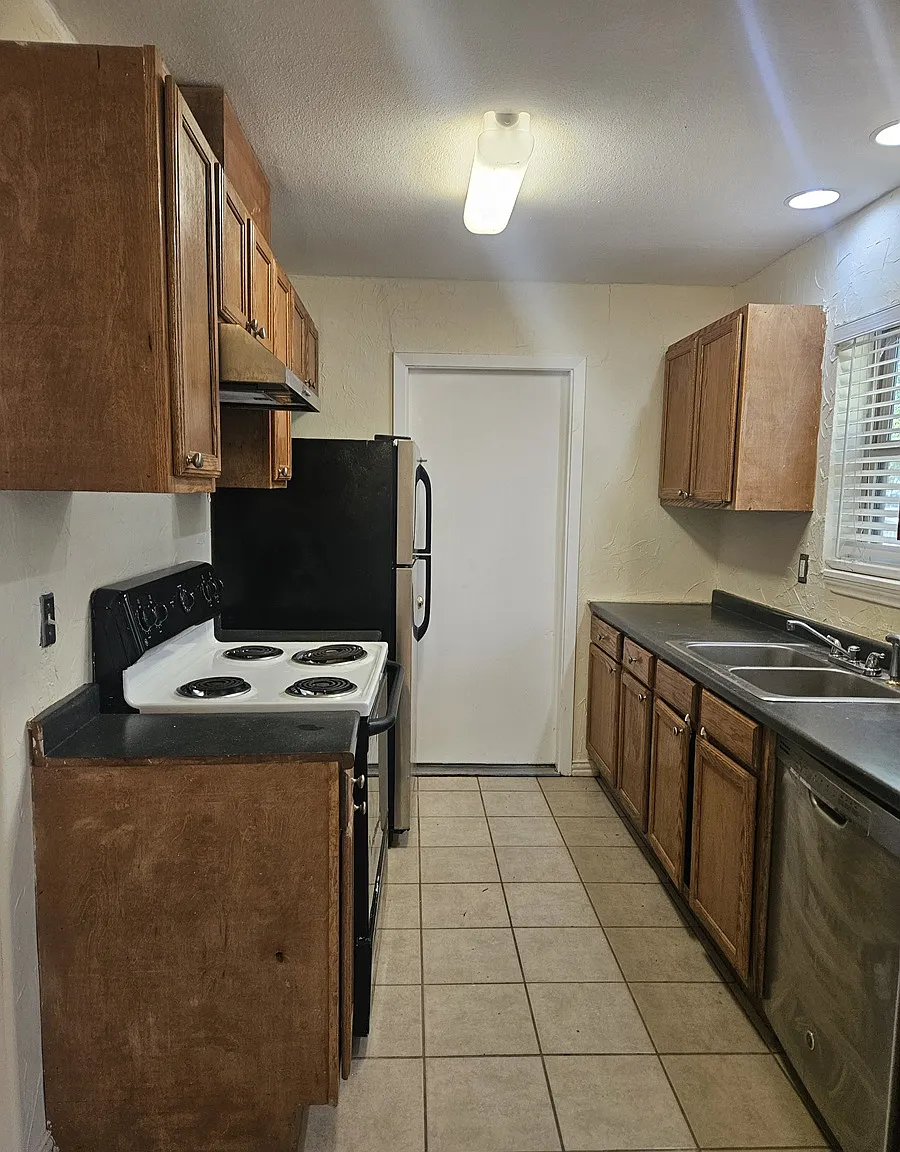 3 bed, 1.5 bath, 963 sqft, $1,650 — Photo 3