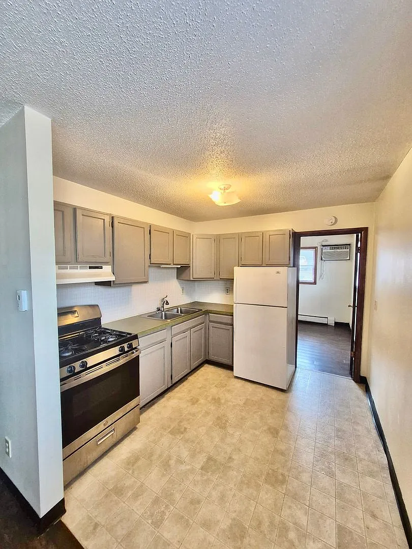 2108 Empire St — Photo 2