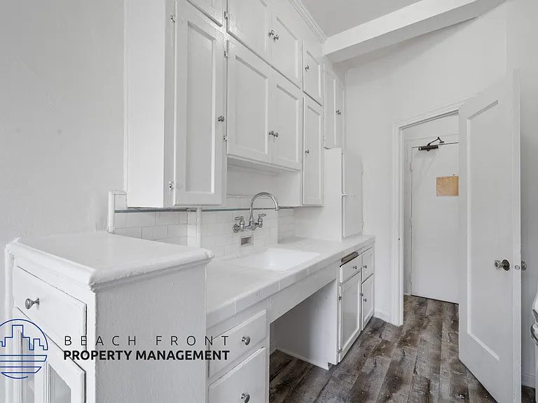 512 S. Hobart Blvd. — Photo 15