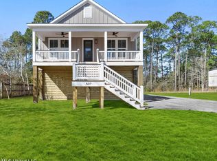 537 Royal Oak Dr, Pass Christian, MS 39571