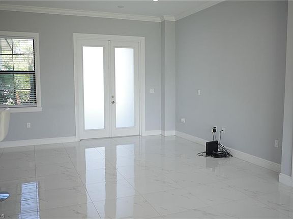 5th image of 2062 Everglades BLVD N