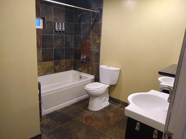 2326 Riverside Dr — Photo 10