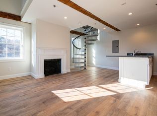 9-11 S Main St #9-201, Topsfield, MA 01983