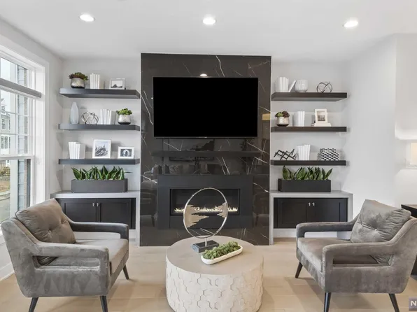 45 Hearthstone Ct, Upper Saddle River, NJ 07458