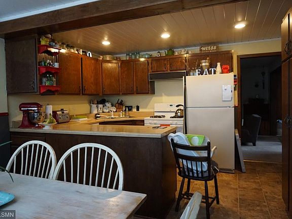 5th image of 624 Benton St