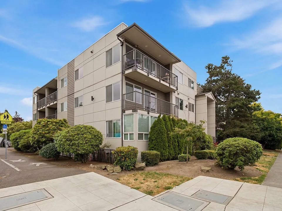 11556 Greenwood Ave N #201