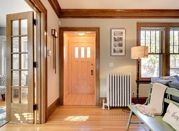 2nd image of 909 W 42nd St