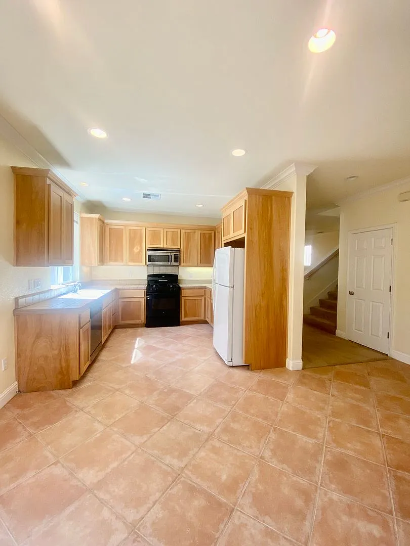 West Davis 5 Bedroom Home — Photo 3