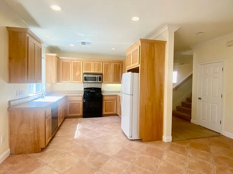 2319 Glacier Pl #B — Photo 3