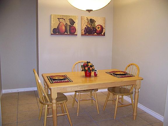 Cozy breakfast area .