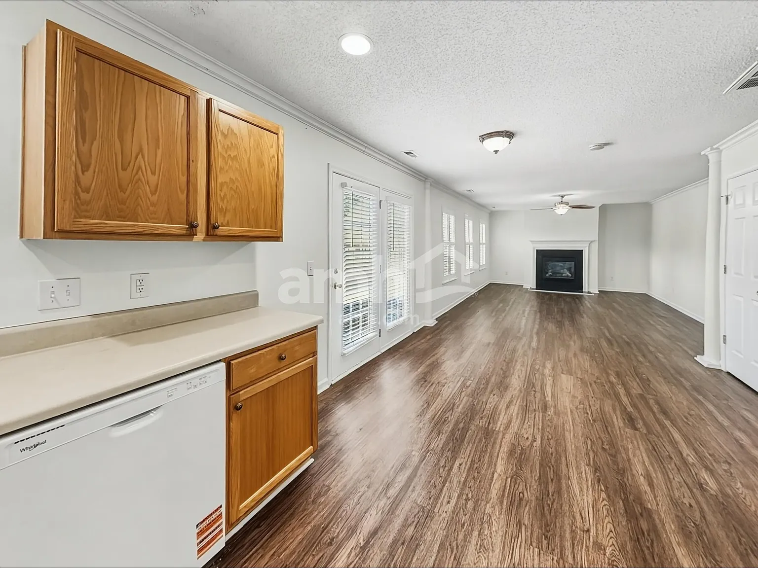 3 bed, 2.5 bath, 1816 sqft, $2,095 — Photo 4