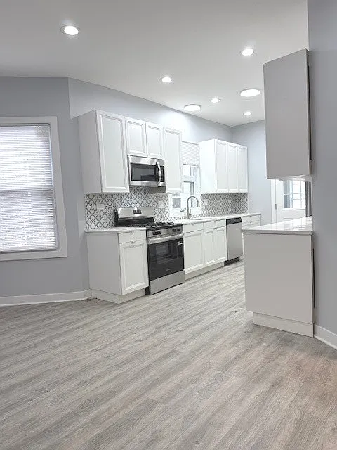 Building Photo - 2442 N Lawndale Ave #2