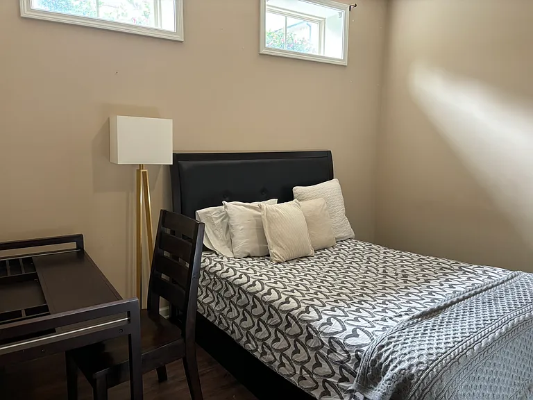 1212 Lavista Cir NE — Photo 1