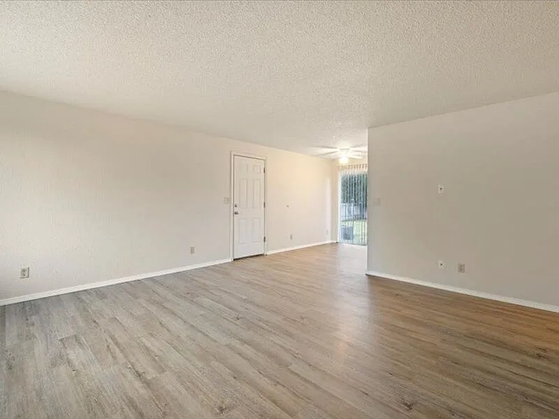 3 bed, 1.0 bath, 1008 sqft, $2,150 — Photo 3
