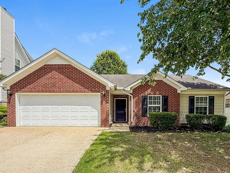 804 Birchmill Point N — Photo 1