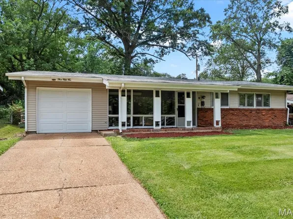 355 Waterford Dr, Florissant, MO 63033