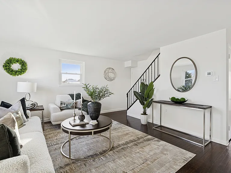 303 Lemon St — Photo 2