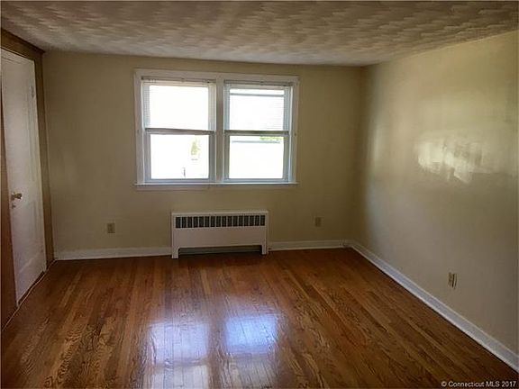5th image of 19 Fairlawn Ave