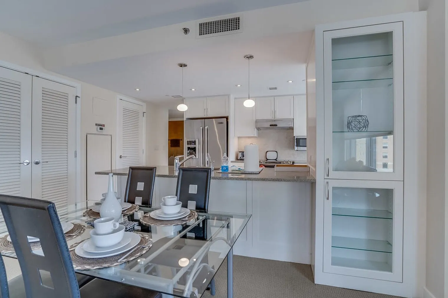 1 bed, 1.0 bath, 1044 sqft, $8,044 — Photo 4