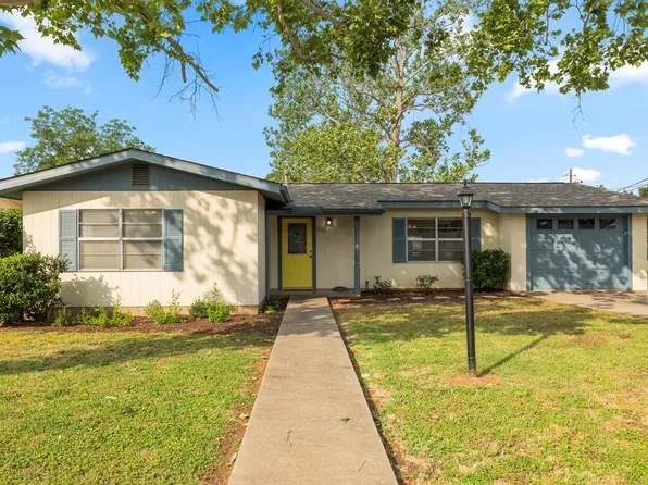 331 W Nimitz St, Fredericksburg, TX 78624
