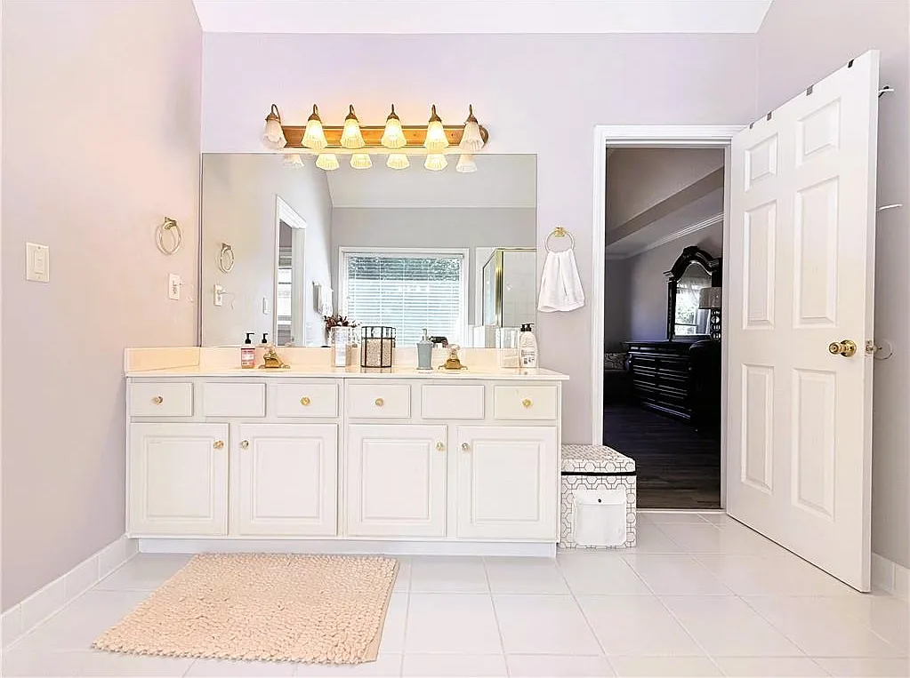 4 bed, 2.5 bath, 2698 sqft, $2,800 — Photo 4