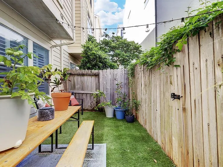 1237 W 17th St — Photo 28