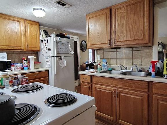 3rd image of 613 W 4th Ave