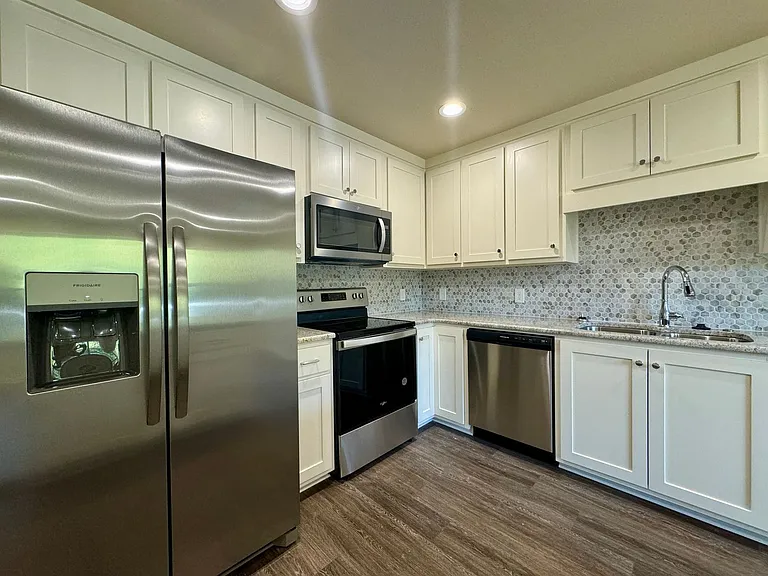 919 Briar Dr — Photo 7