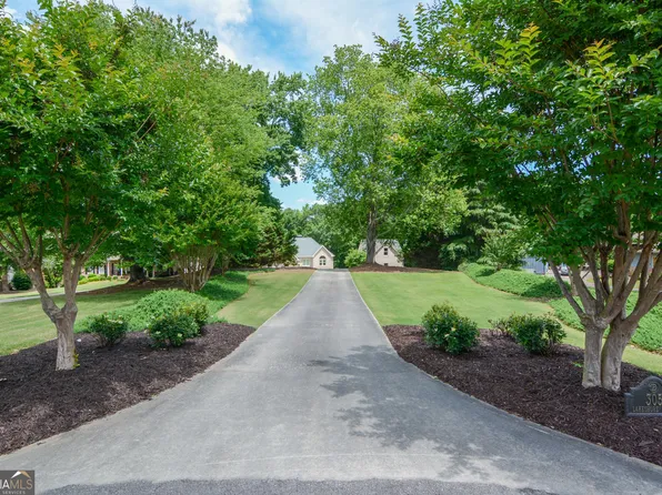 305 Lakeshore Dr, Hartwell, GA 30643