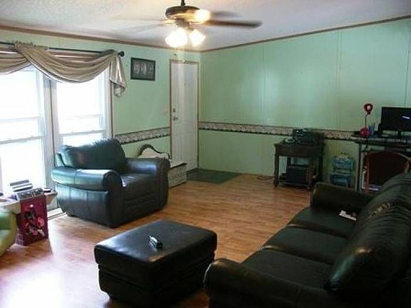FAMILY ROOM (PIC 2)