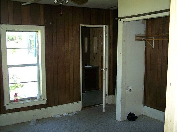 5th image of 410 Hazel St