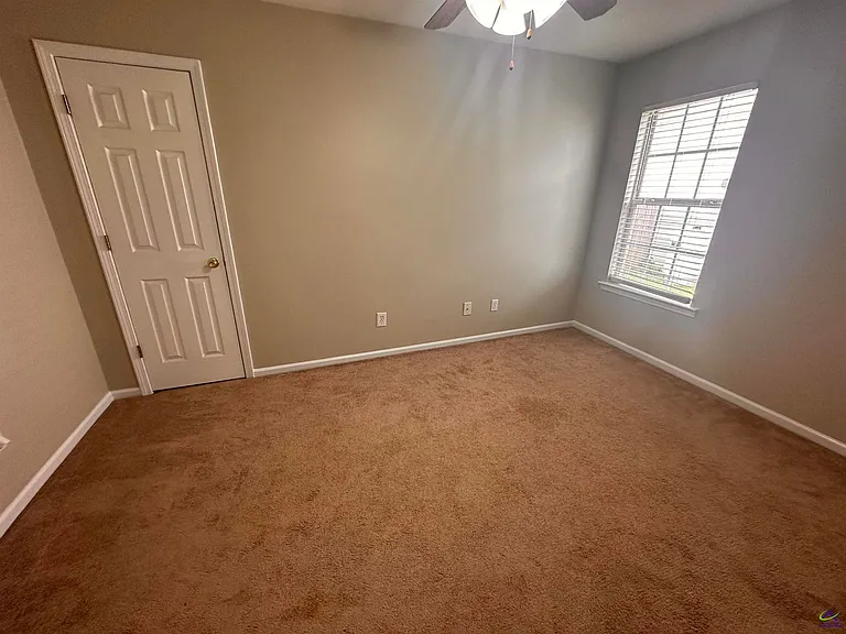 123 Larkspur Ln — Photo 5