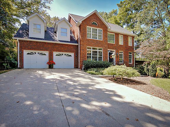 3rd image of 1405 Dobyns Dr
