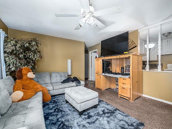 4th image of 924 N 84th Dr