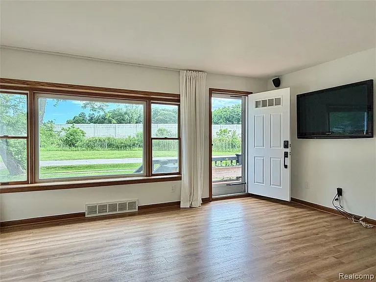 306 Michelson Rd — Photo 12