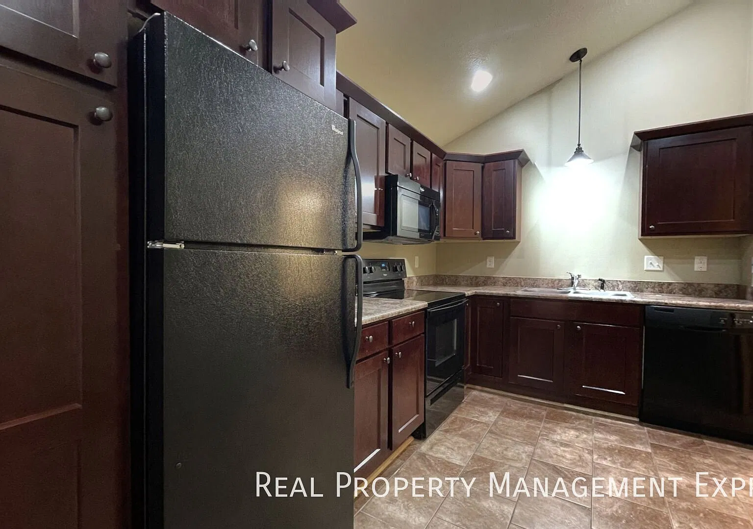 2 Bedroom 1.5 Bathroom Townhome w/ Patio and Double Stall Attached Garage! — Photo 2