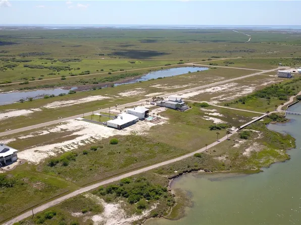 27 Bay Club Dr, Seadrift, TX 77983