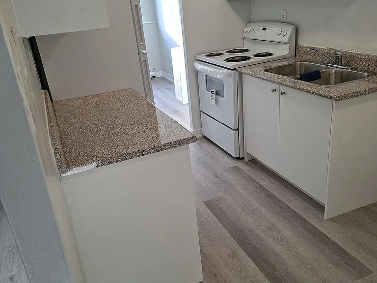 525 Saint Lawrence St — Photo 17