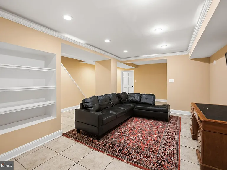 214 E University Pkwy — Photo 54
