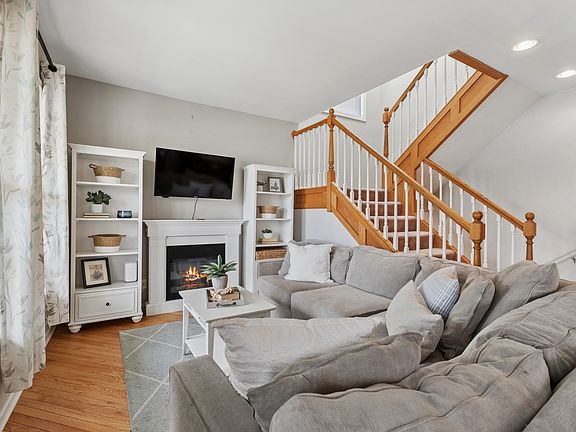 4th image of 402 Crescent St