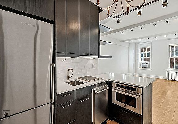 5th image of 24 5th Ave APT 711