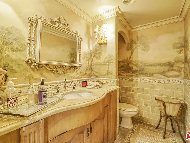 821 N Whittier Dr — Photo 19