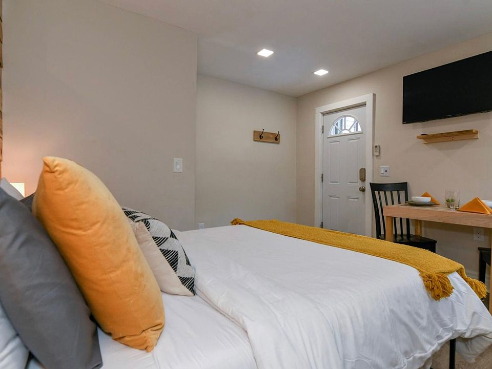 1st image of 4715 Franklin Blvd #D