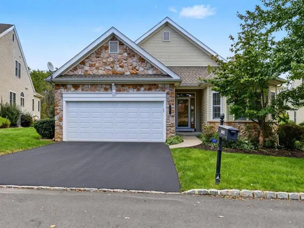 5086 Valley Stream Ln, Macungie, PA 18062
