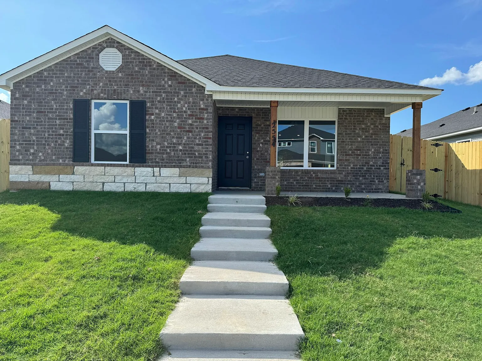 2554 East War Eagle Street — Photo 1