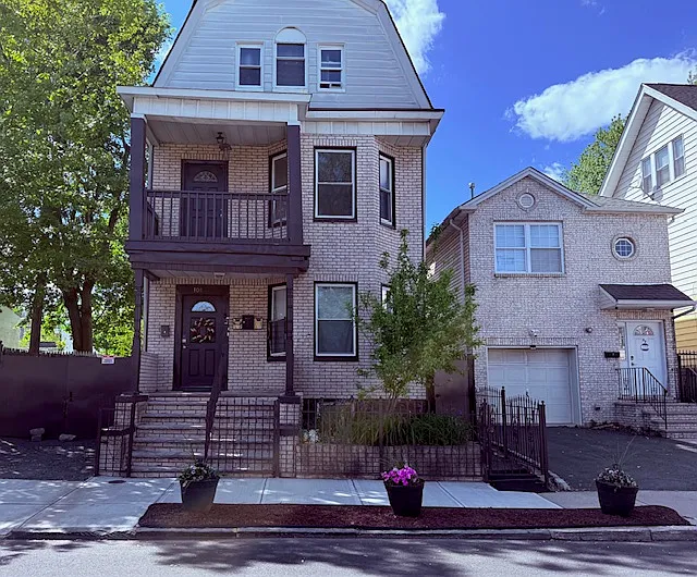 Front of House/2nd Floor Balcony