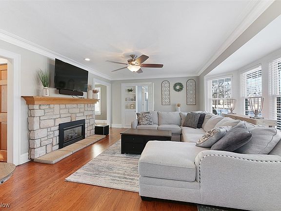 4th image of 19335 Laurel Ave