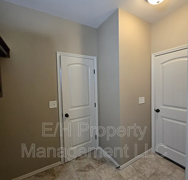 2146 N Woodlawn Blvd — Photo 7