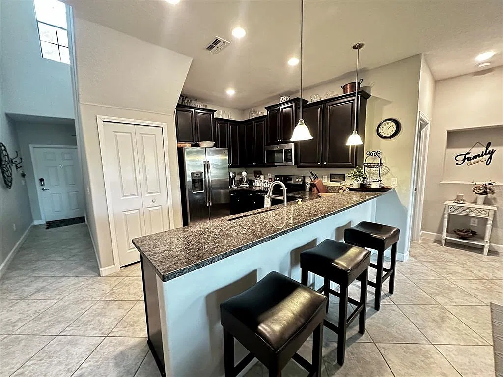 4 bed, 2.5 bath, 2251 sqft, $2,650 — Photo 2