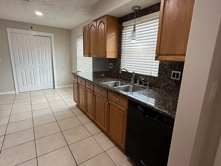315 Scott Ct — Photo 3